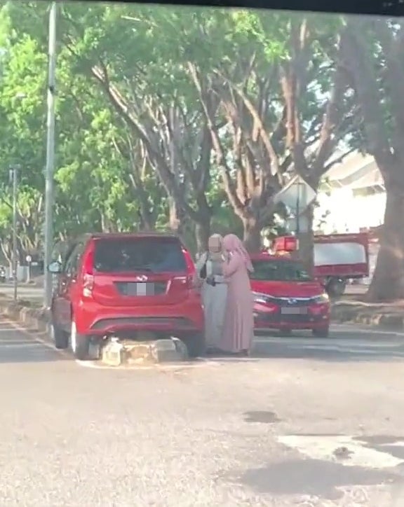 Myvi Stop On Pedestrian Island Middle Of Road Malaysian Park 1