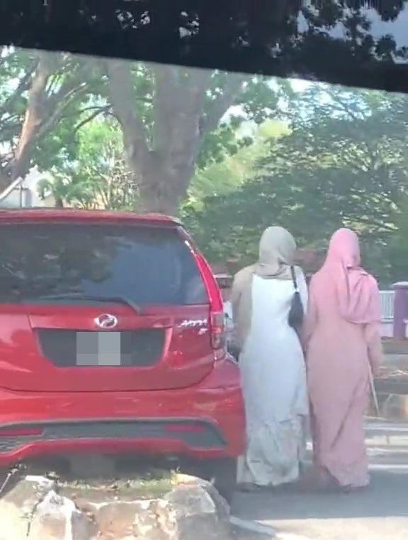 myvi stop on pedestrian island middle of road malaysian park 3