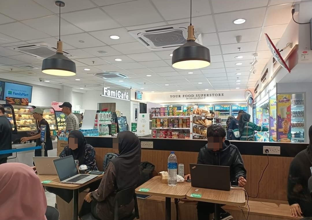 Netizens Frustrated Students Hogging Table Familymart Do Assignment 2