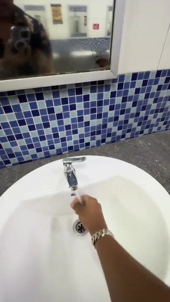 印尼男子称赞大马休息站厕所干净卫生设备齐全 6