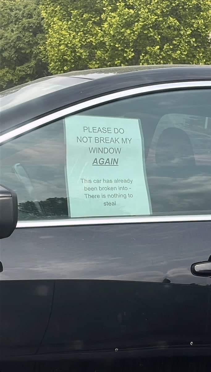车子贴告示牌叫人不要爆车镜没东西可偷新加坡大马