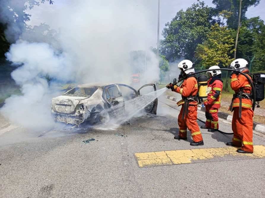 Accident Car Burning Fire Bomba Putting Out