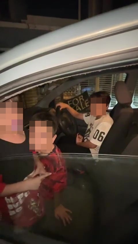 12岁男童开车载弟弟非法 1