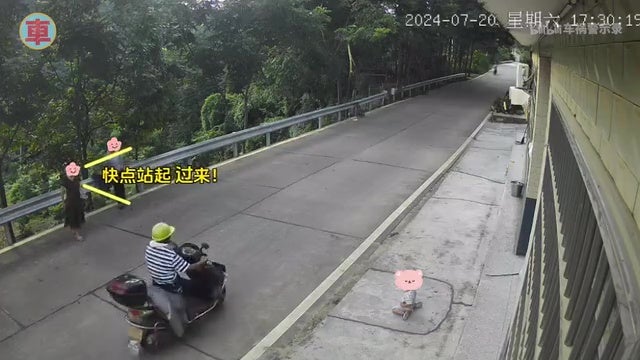 父母训练2岁孩子自己过马路被车撞飞 4