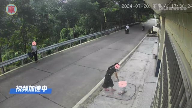 父母训练2岁孩子自己过马路被车撞飞 5