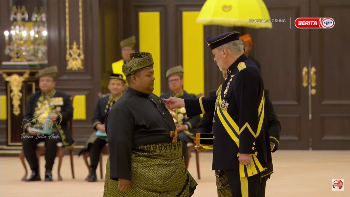 Agong Sultan Ibrahim Pokes Belly 1