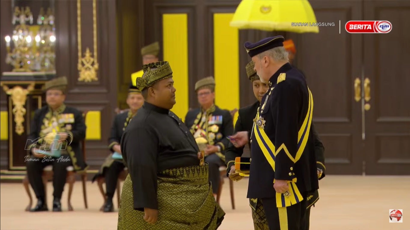 Agong Sultan Ibrahim Pokes Belly 2