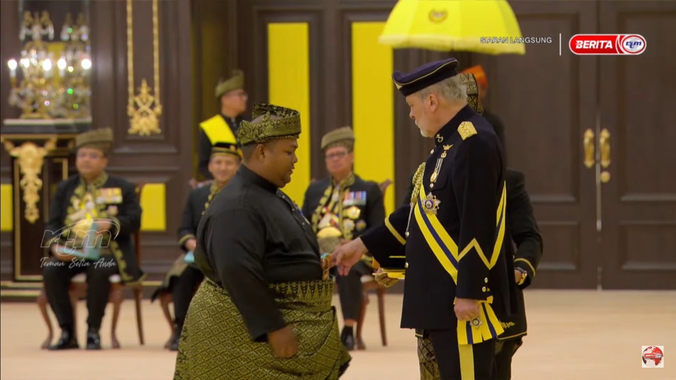 Agong Sultan Ibrahim Pokes Belly 3