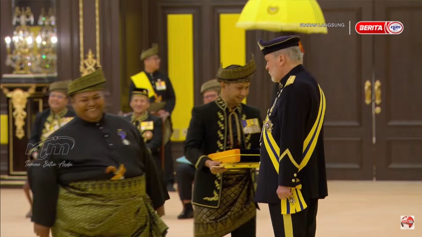 Agong Sultan Ibrahim Pokes Belly 4