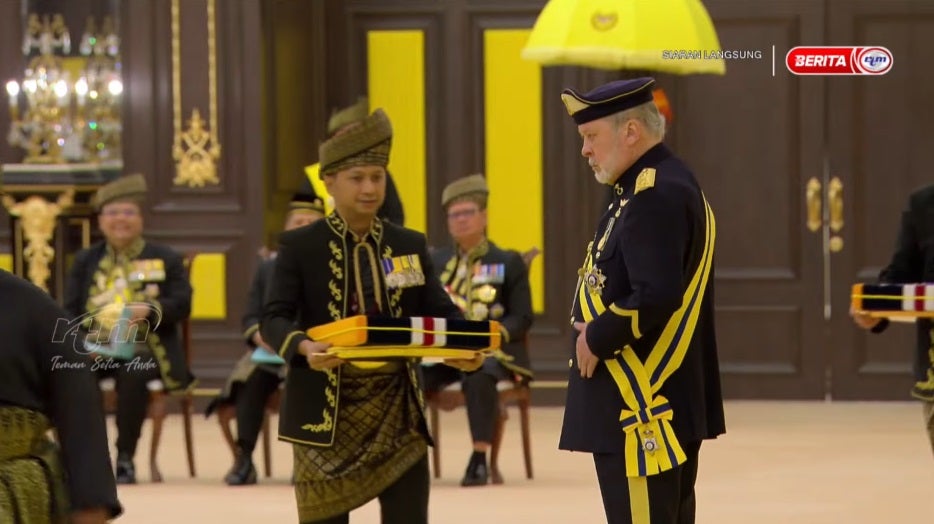 Agong Sultan Ibrahim Pokes Belly 7