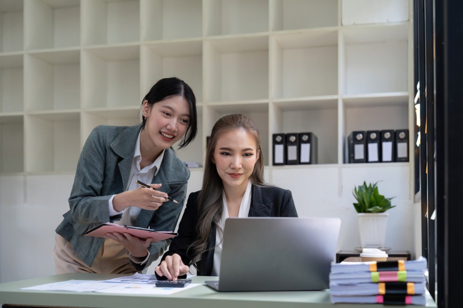 Asian Women Discussing Work Workplace Working Desk Happy 123Rf