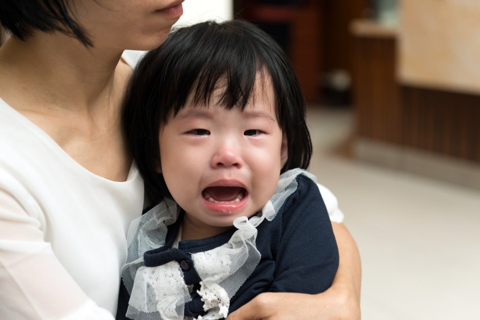 Asian Mum Cuddling Little Kid Throwing Tantrum Crying 123Rf