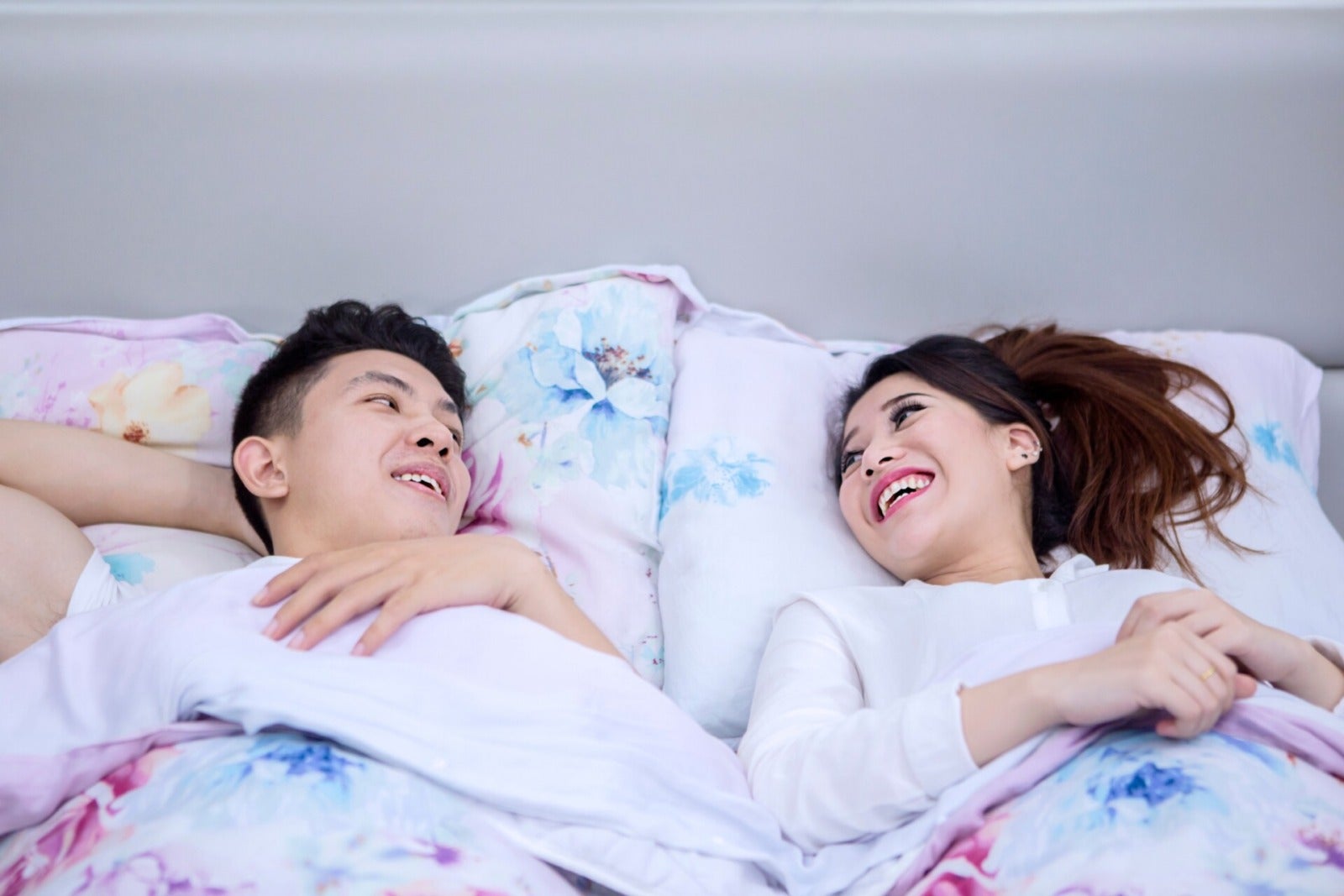 Asian Young Couple Lie Down Bed Happy Chatting 123Rf