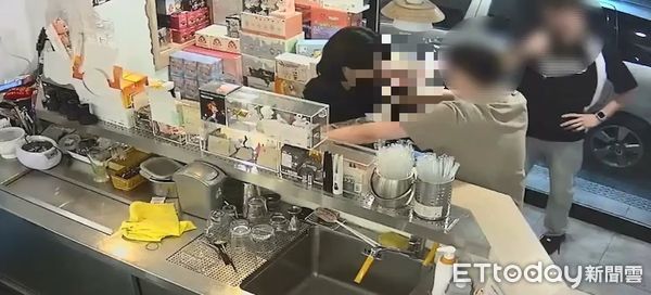 男子饮料店企图偷窃潮流玩具Labubu公仔被店长压制