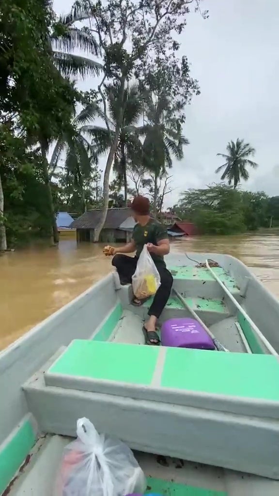 Flood Banjir Kedah Man Feed Dog Stranded On Roof 2