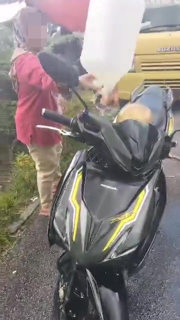 woman burn motorcycle hutang 3