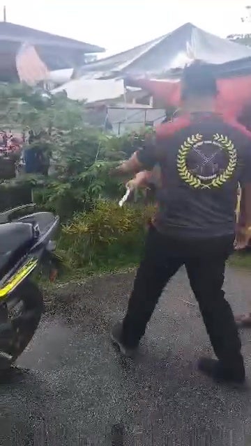 woman burn motorcycle hutang 4