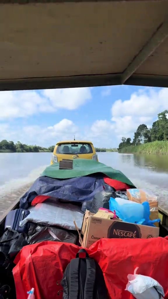 axia kuning naik boat sarawak 2