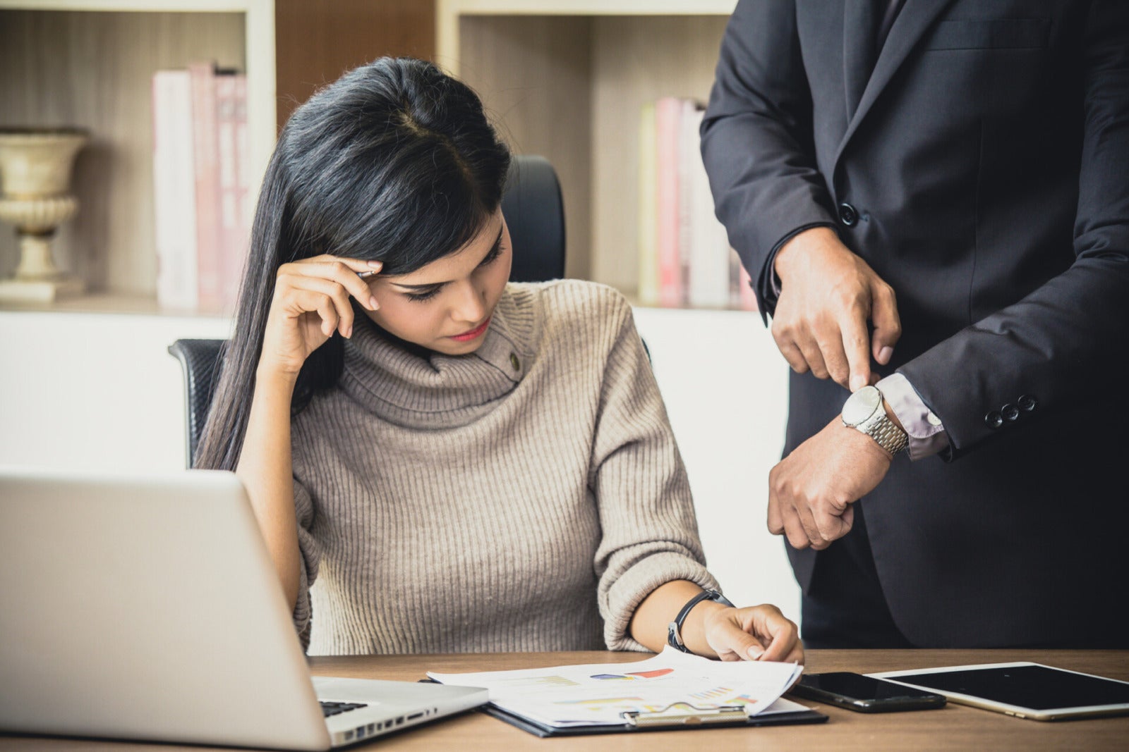 woman workder scolded boss time watch pointing 123rf