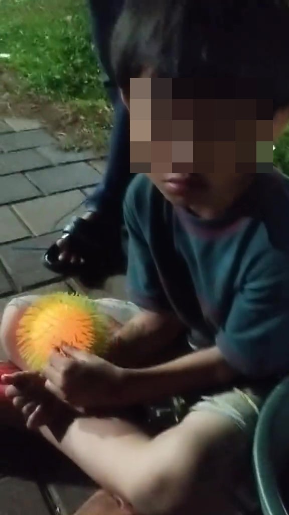 kid sell toufu scared to go home dad 2
