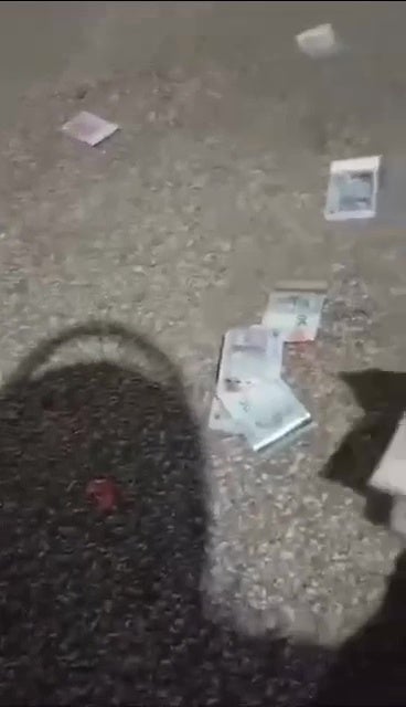 钱洒落满地捡起来 1
