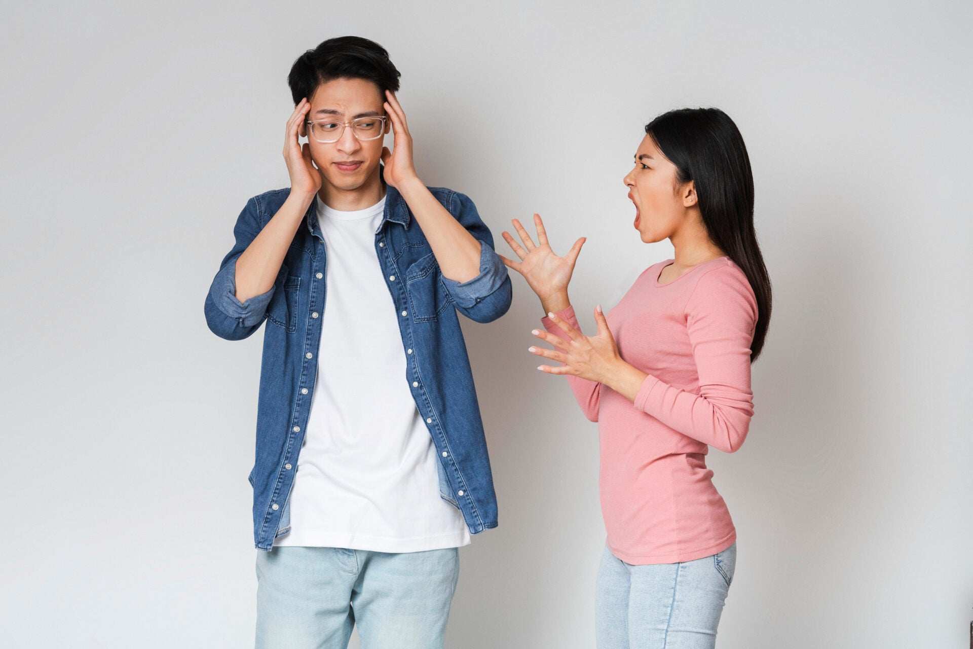 couple cover ears fighting 123rf
