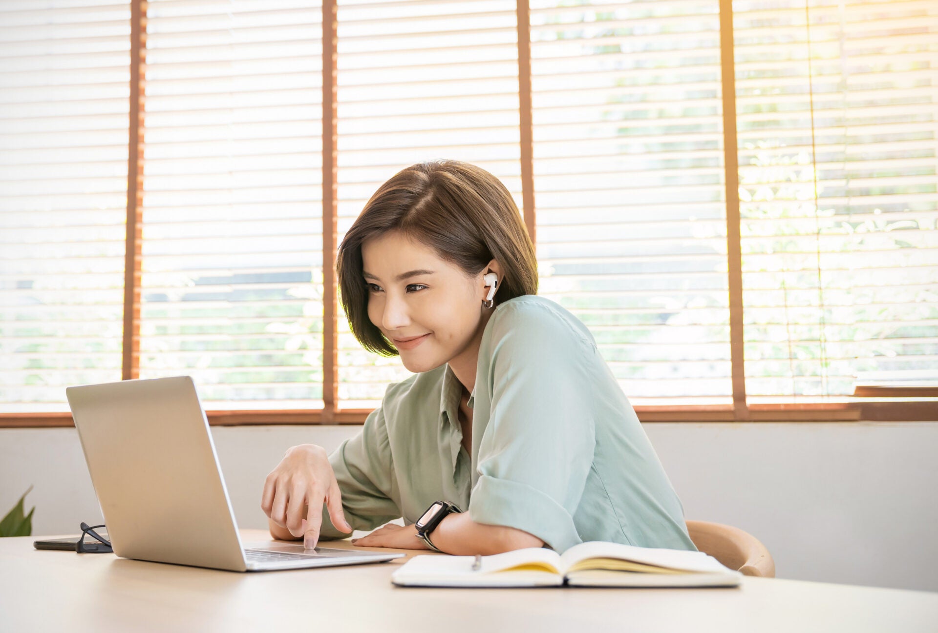woman working using laptop smiling 123rf
