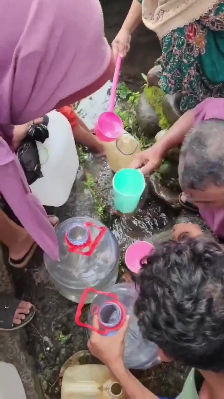 印尼村子地上冒出神奇水村民抢着喝水管泄漏 3