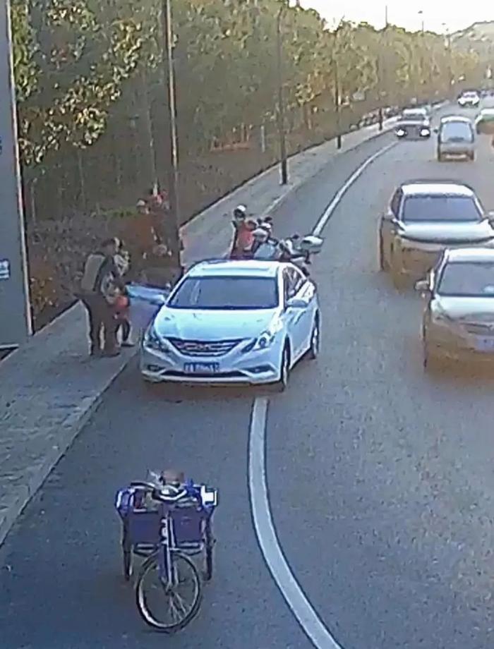 白车停下