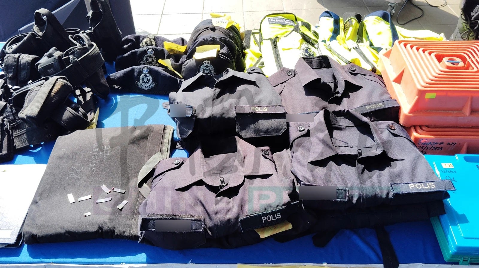 想念当Polis的日子！】太想念警队的生活，大马退休警察买“装备”扮演Polis被逮捕！ - NOODOU