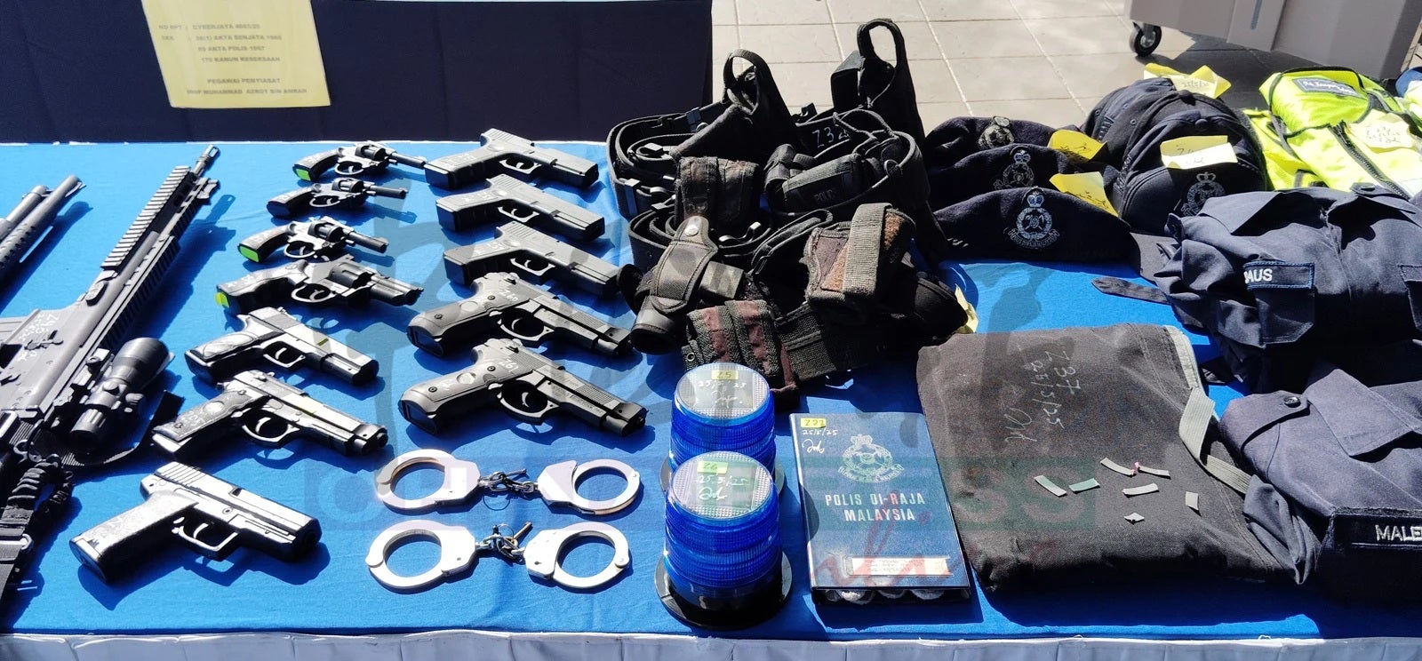 3男子演戏警察高仿道具退休警察2