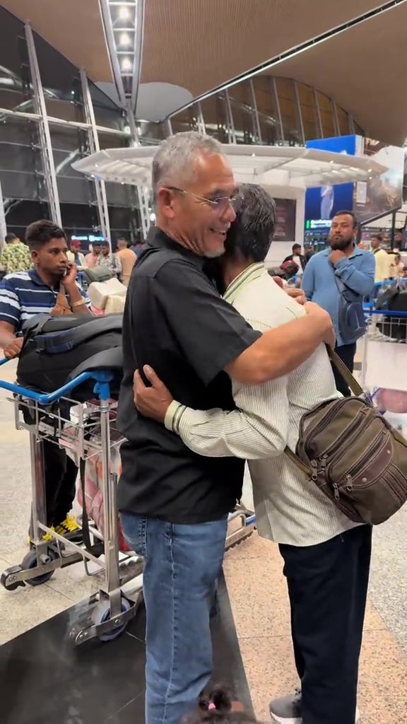 Bangladeshi worker go back country leave malaysia cry boss hug