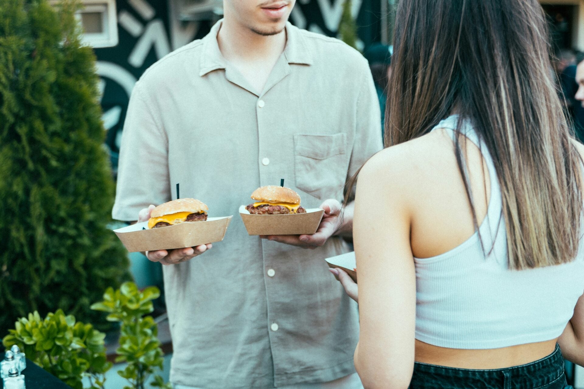 aleksandar asian couple burger unsplash