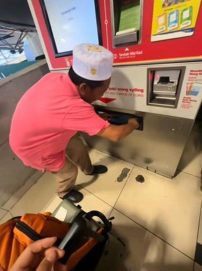 malay uncle help chinese tourist in kl train station