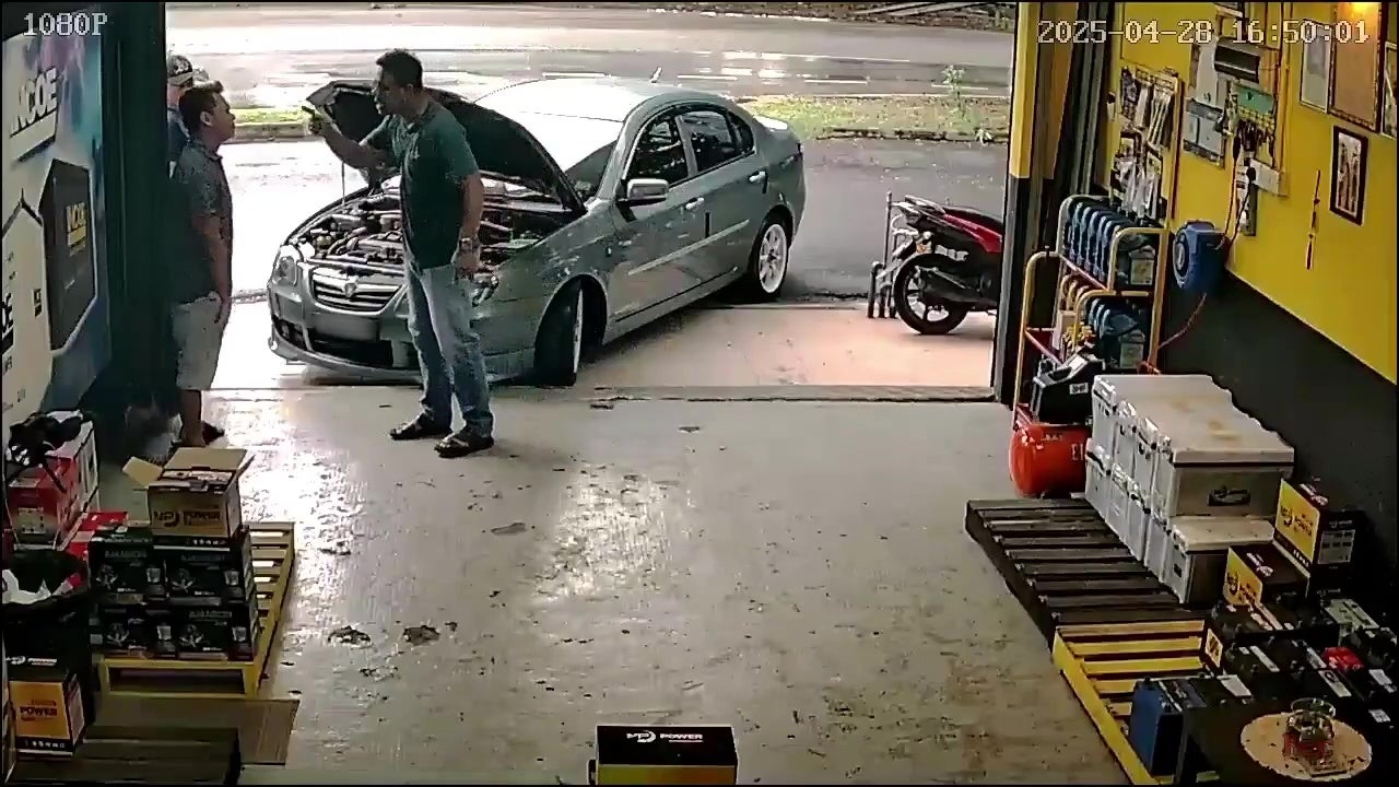 man customer change battery angry boss 3