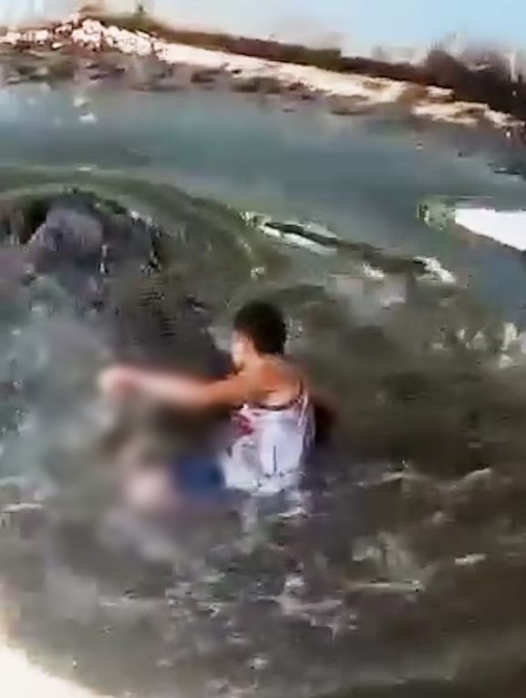 man mistaken zoo crocodile statue selfie 2