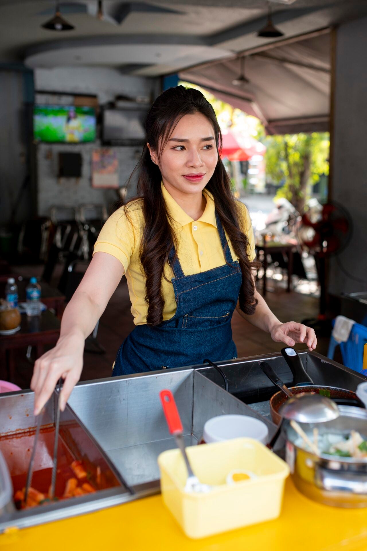 medium shot woman working food truck freepik