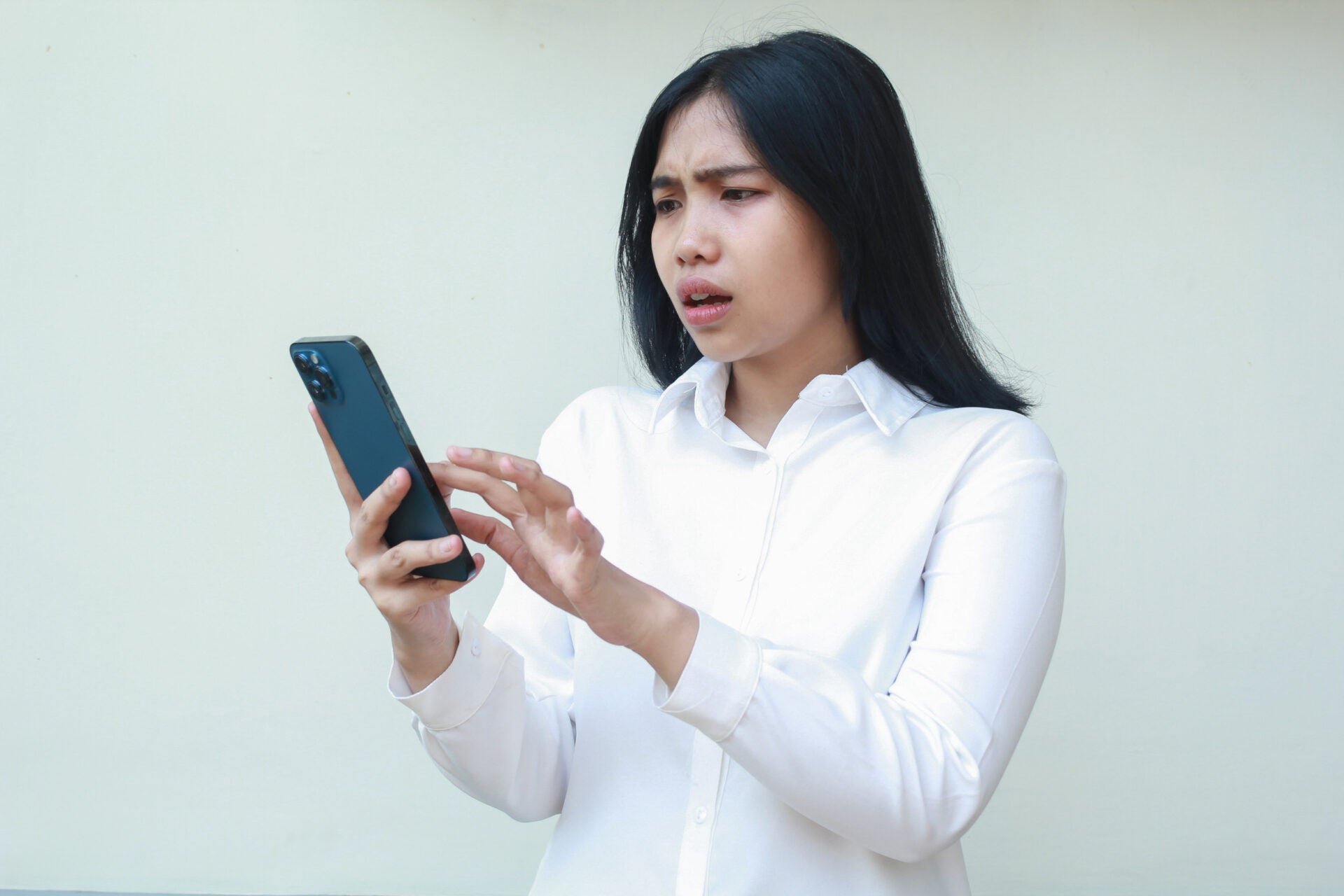 woman asian shocked phone 123rf