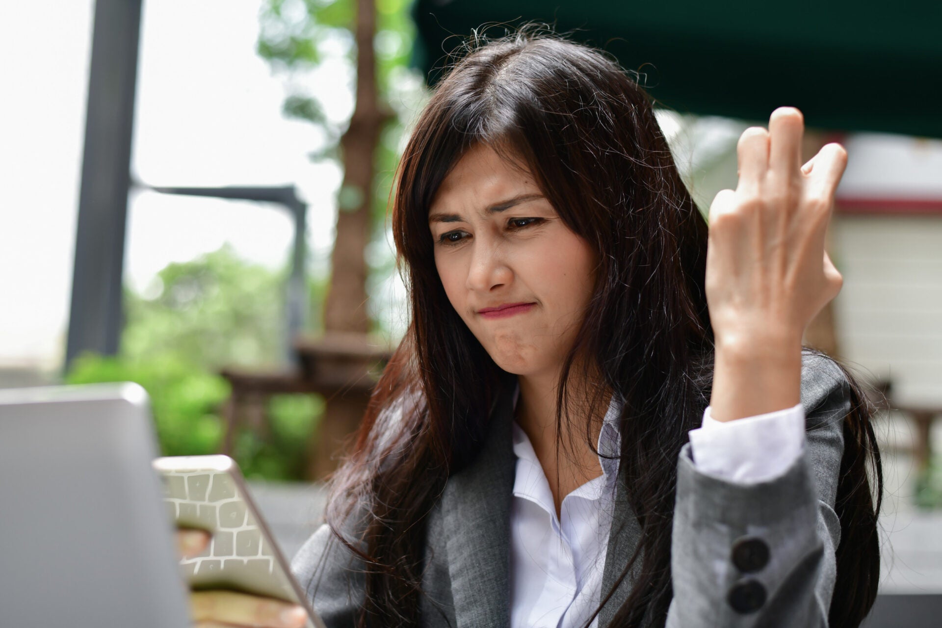 woman frustrated phone laptop 123rf