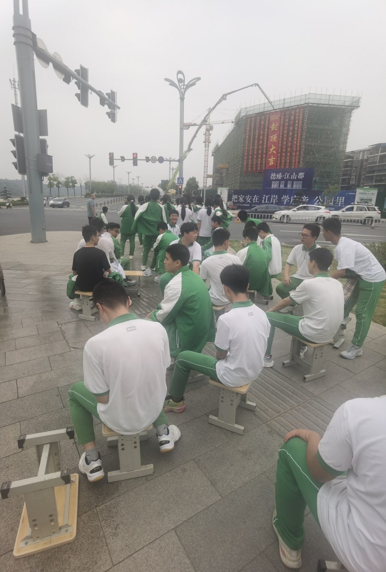 全班师生去医院找病重同学拍毕业照 搬凳子