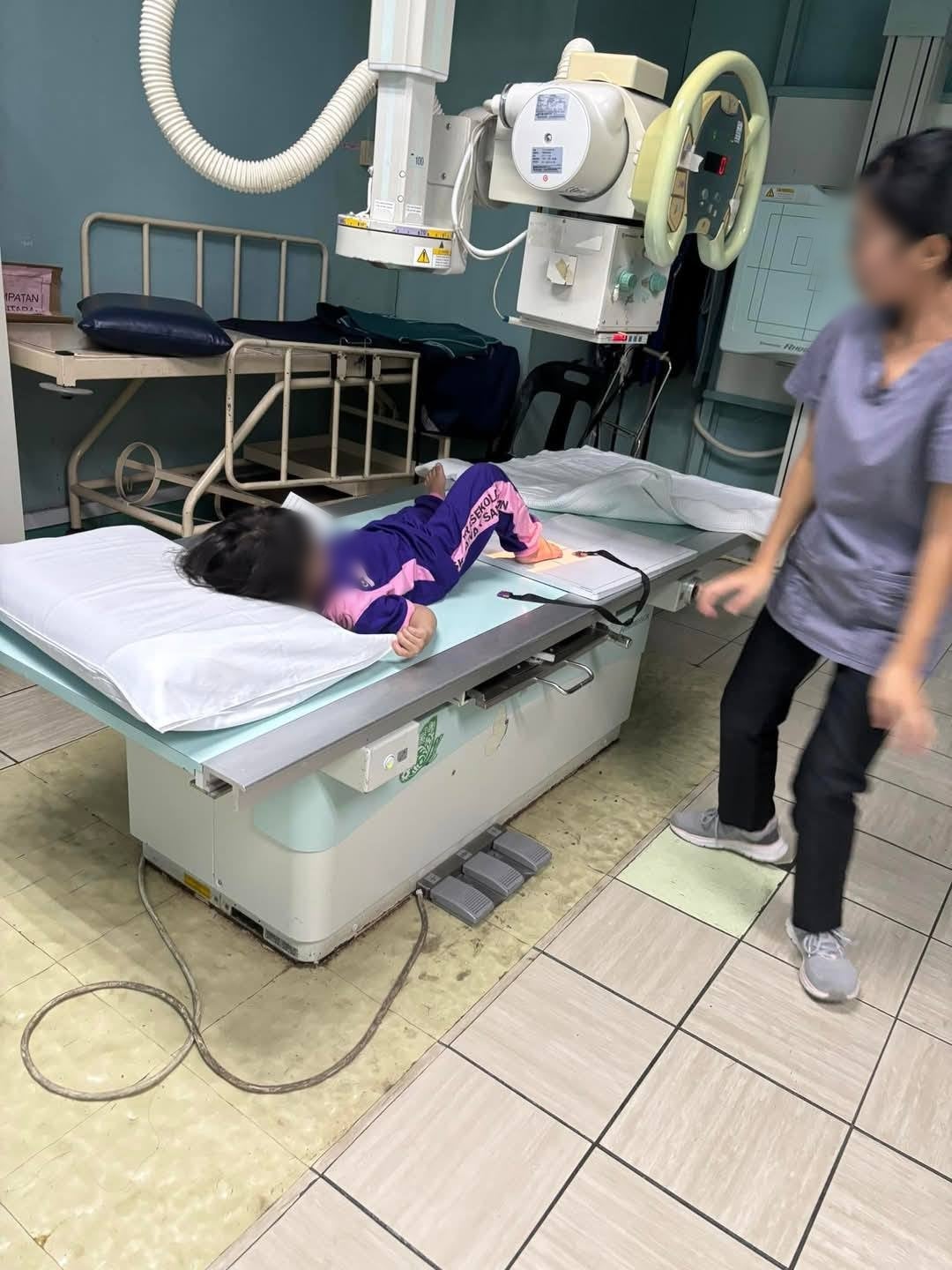 女学生踩到国旗扣章被针刺伤脚底 4