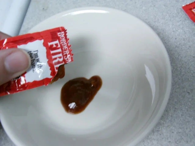 撕开辣椒酱料包