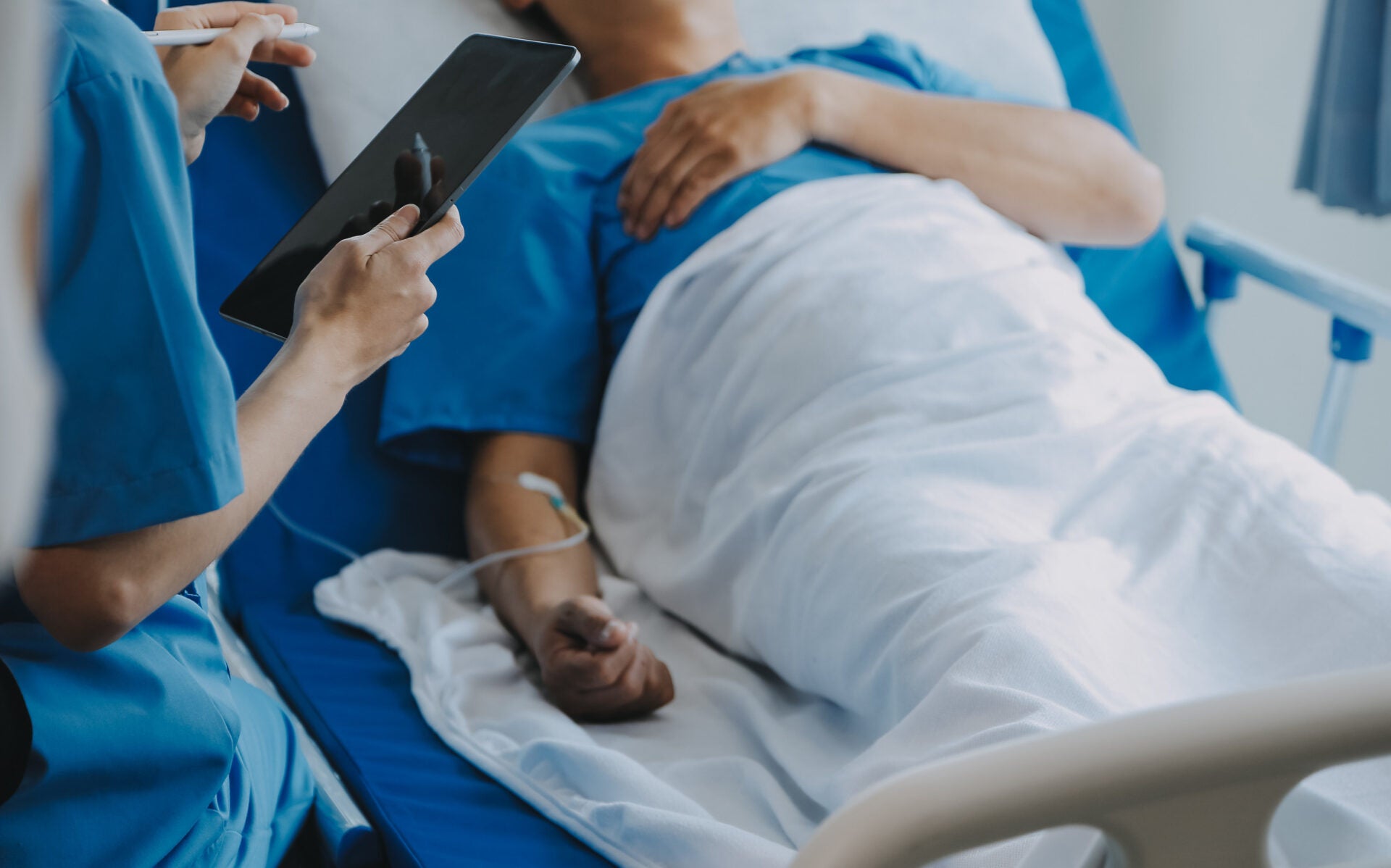 man hospital sick bed 123rf