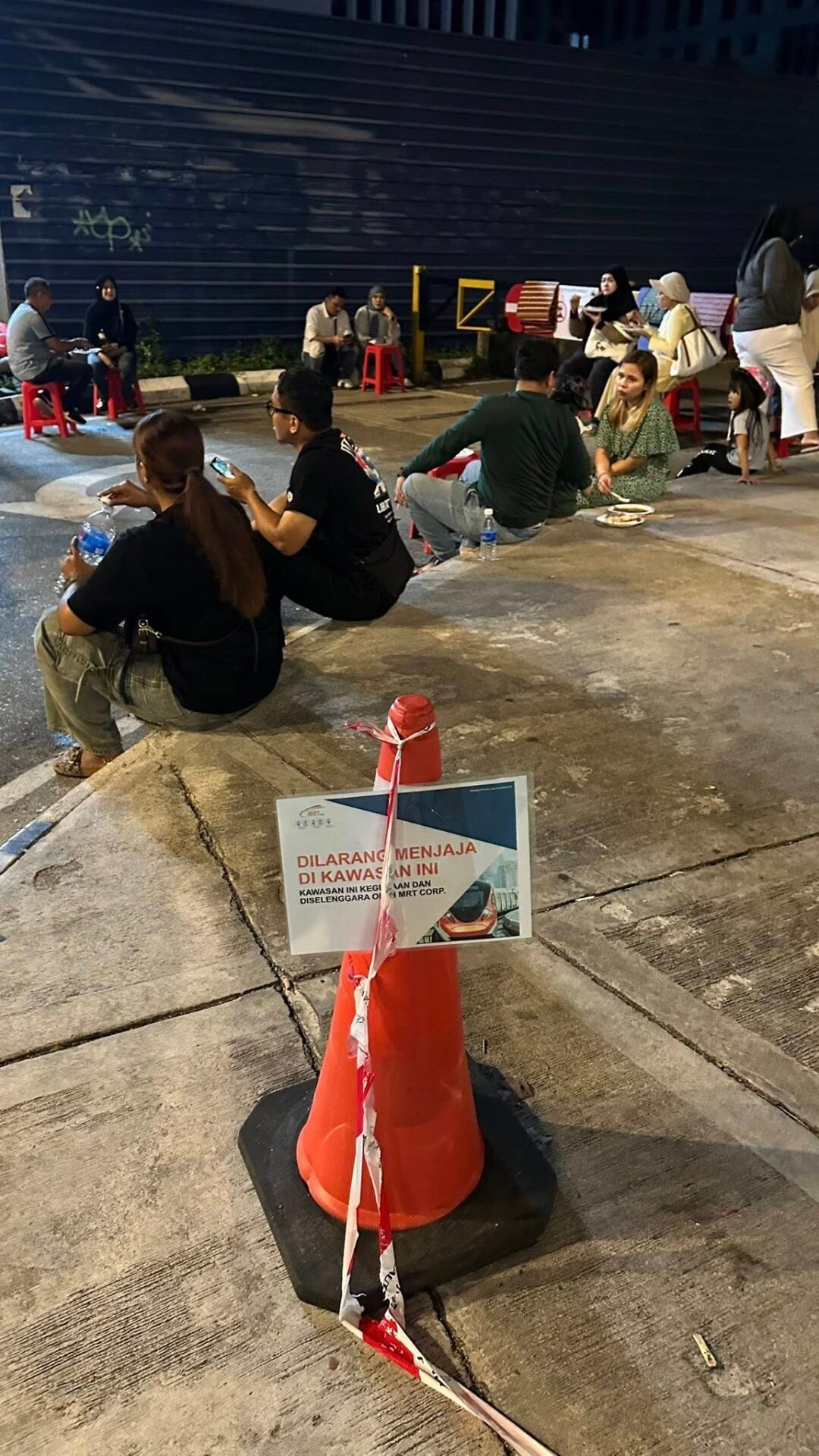 sit klcc ampang park roadside eat parking peolple 2