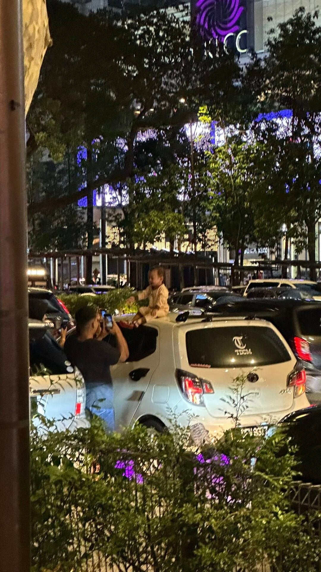 sit klcc ampang park roadside eat parking peolple 3