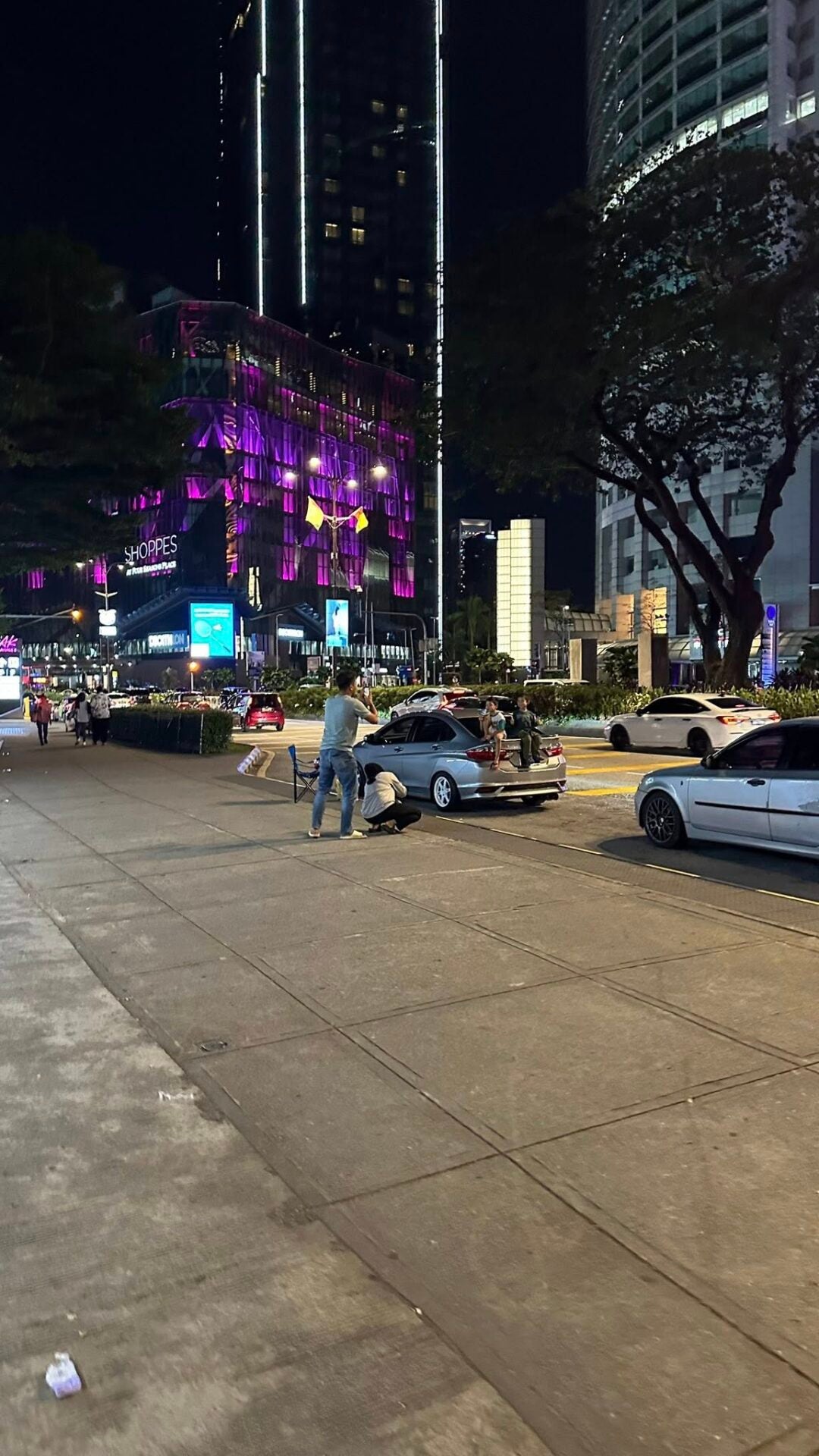 sit klcc ampang park roadside eat parking peolple 5