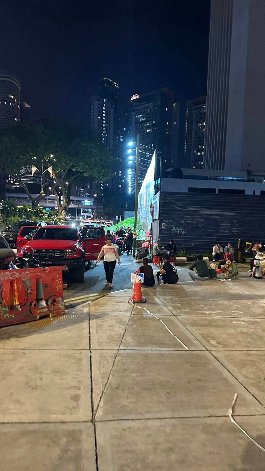sit klcc ampang park roadside eat parking peolple