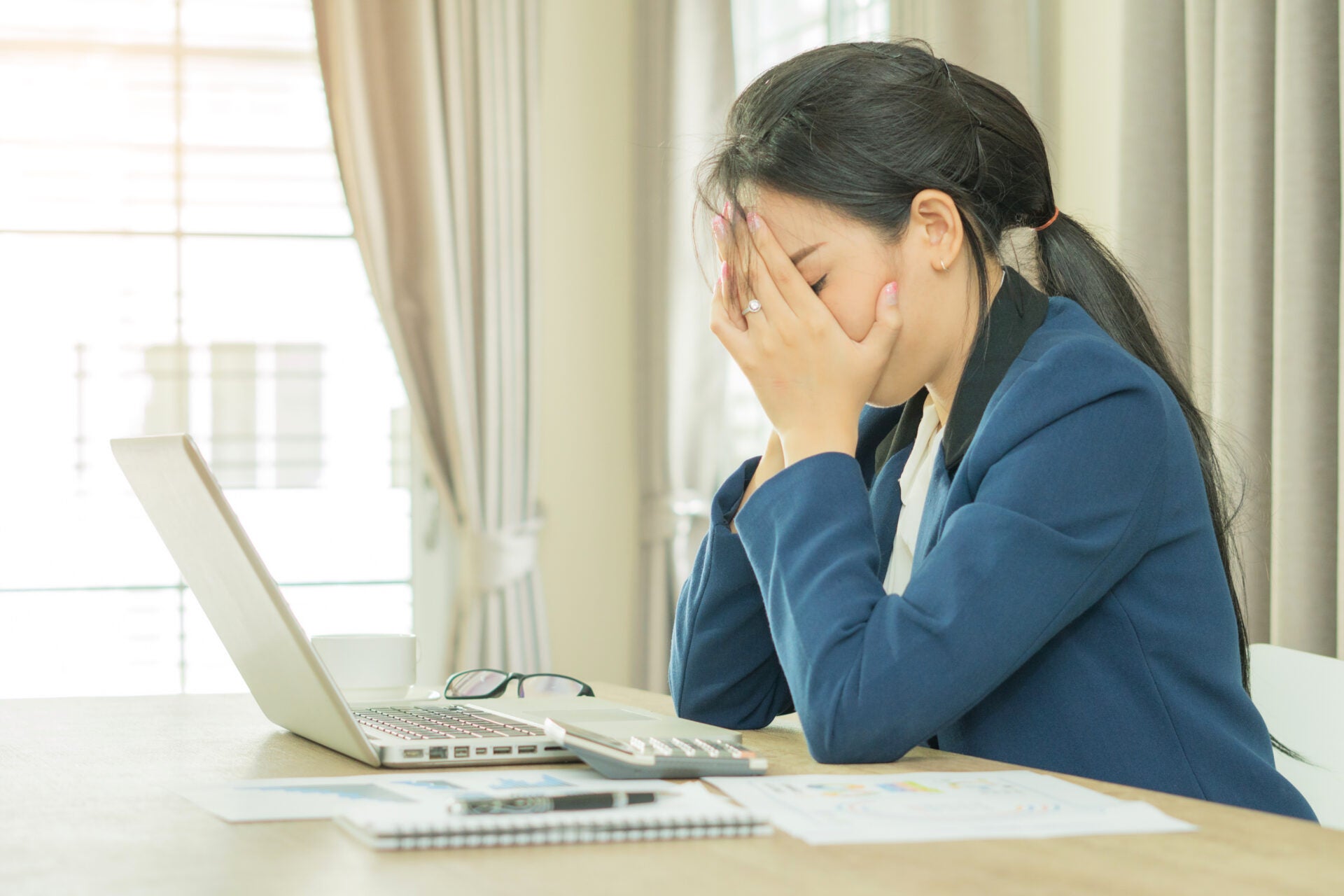 woman sad laptop working 123rf