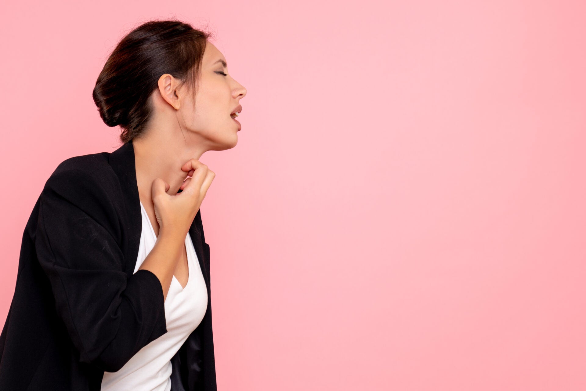 woman throat pain neck freepik