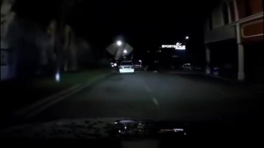 警车故障停路边后方司机不满开骂 1